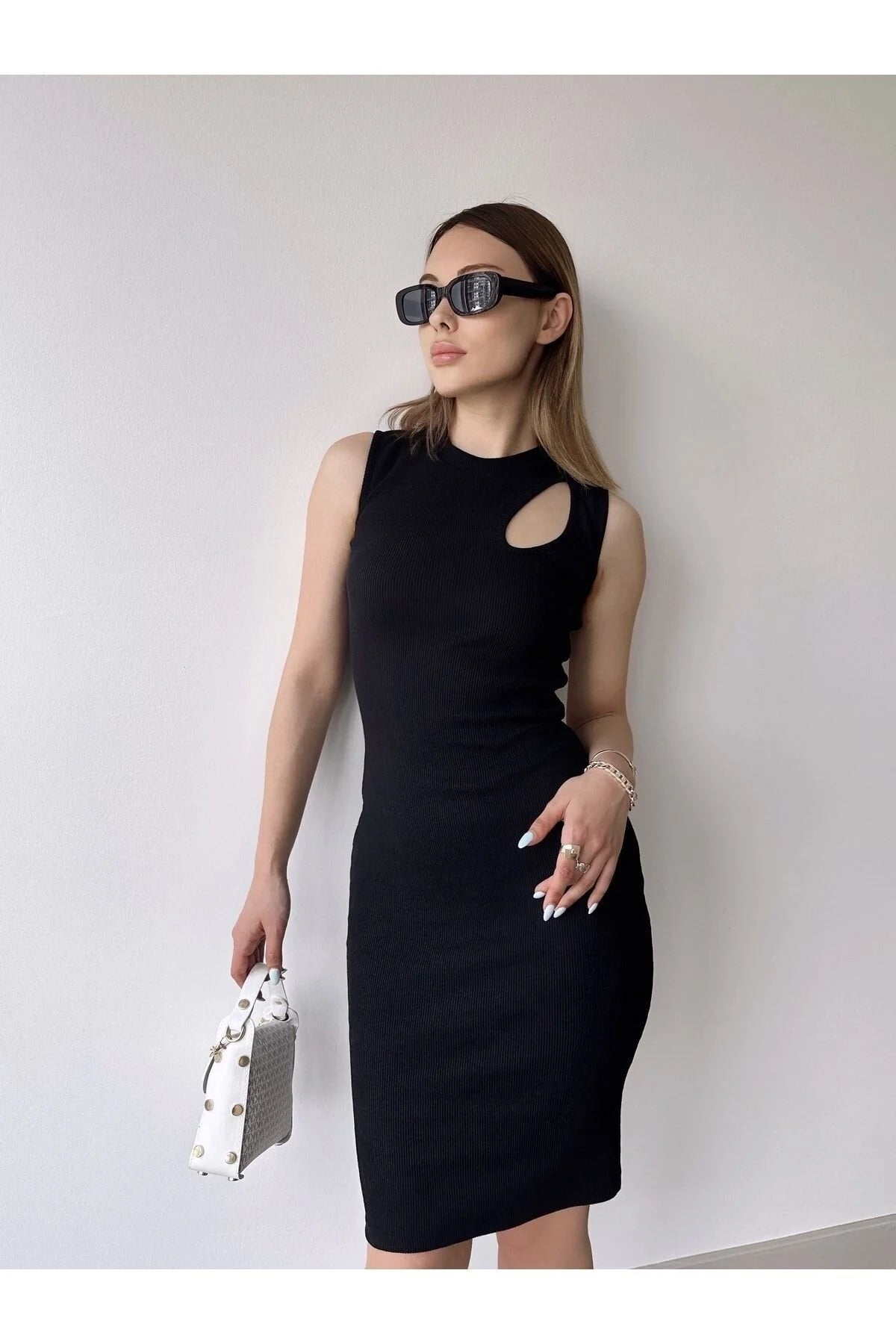 Siyah Yazlık Kolsuz Omuz Detaylı Bele Yapışan Kaşkorse Midi Elbise