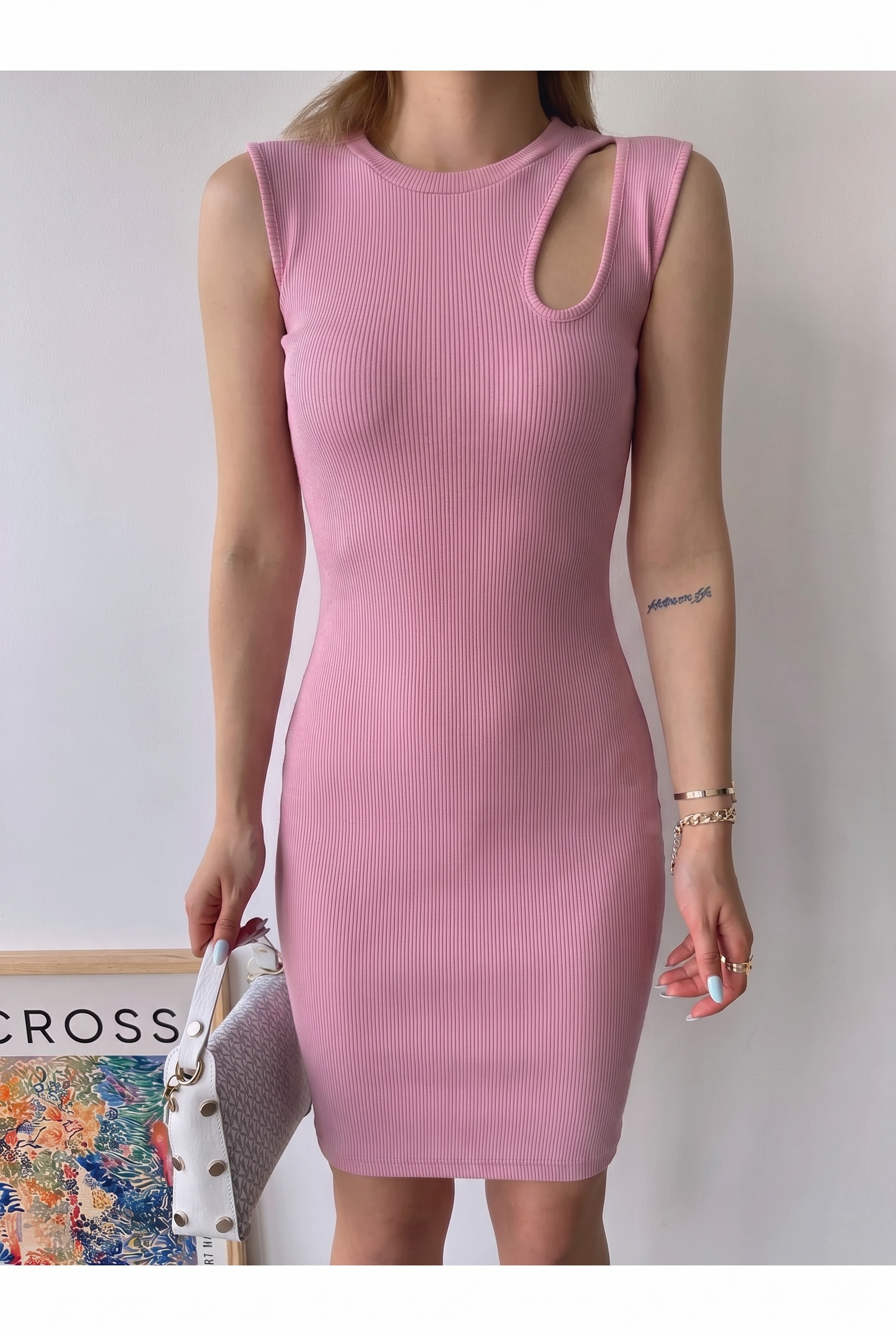 Pembe omuz detaylı kaşkorse midi elbise – arkadan görünüm