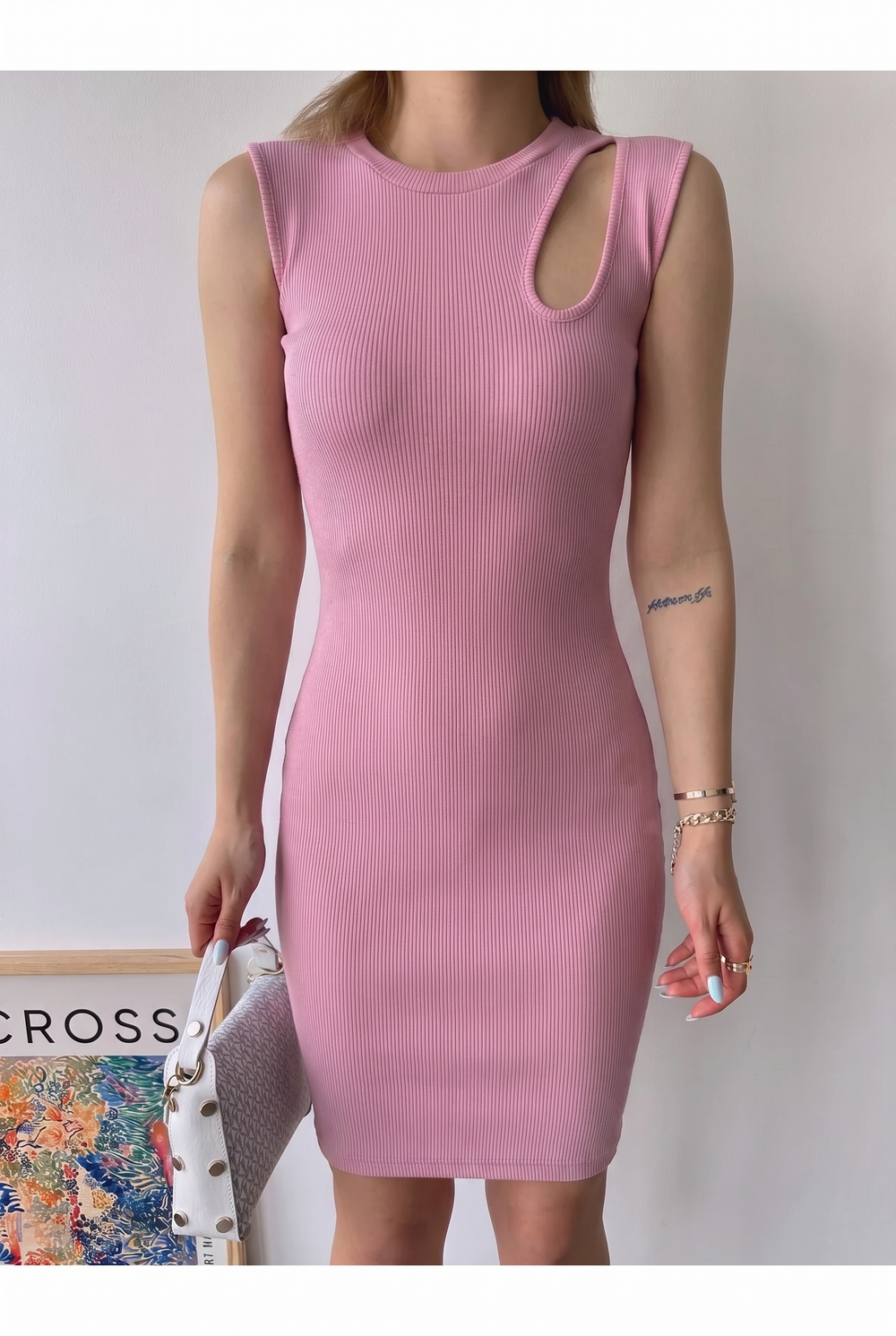 Pembe omuz detaylı kaşkorse midi elbise – arkadan görünüm