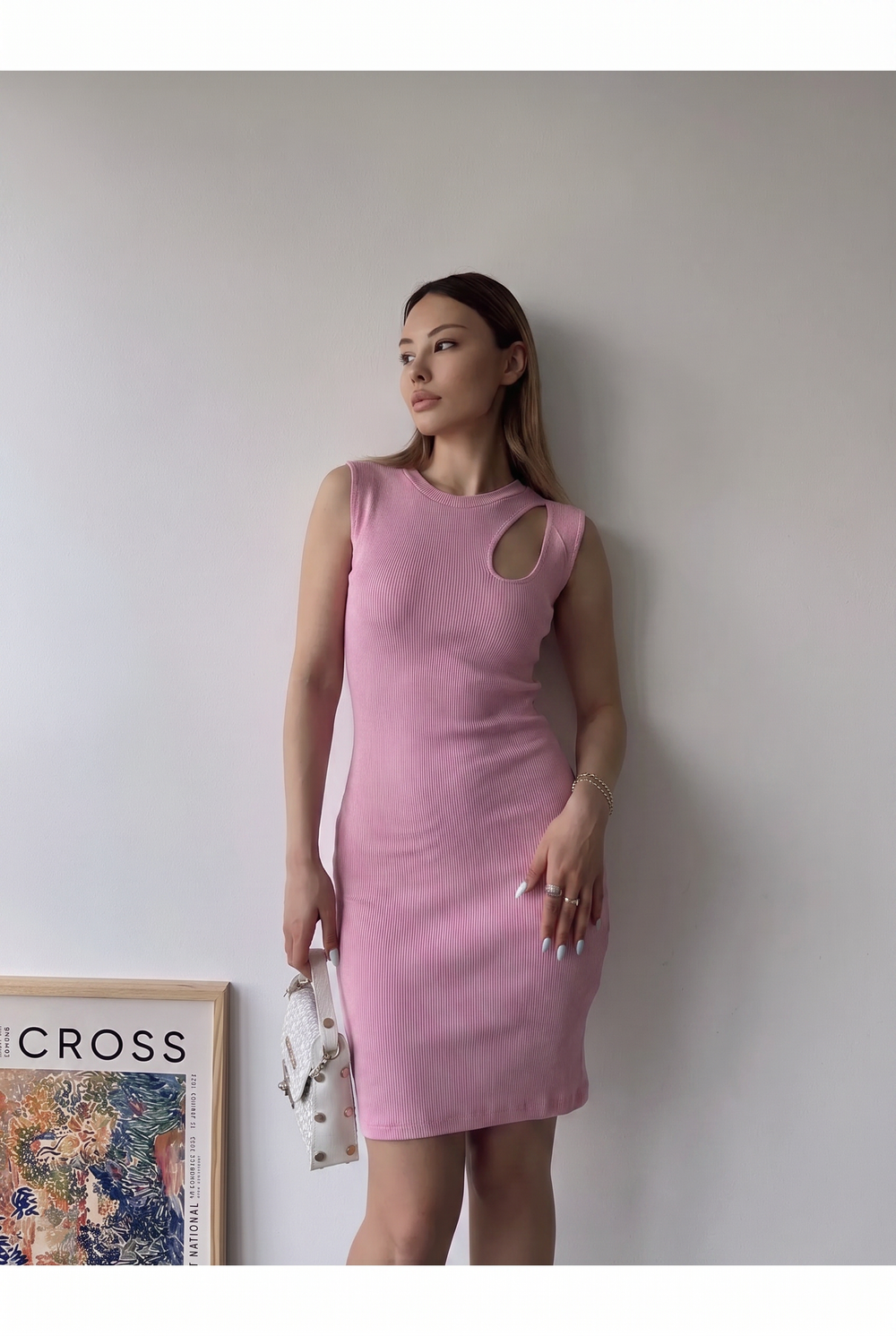 Pembe kolsuz kaşkorse midi elbise – yakın plan kesim detayı